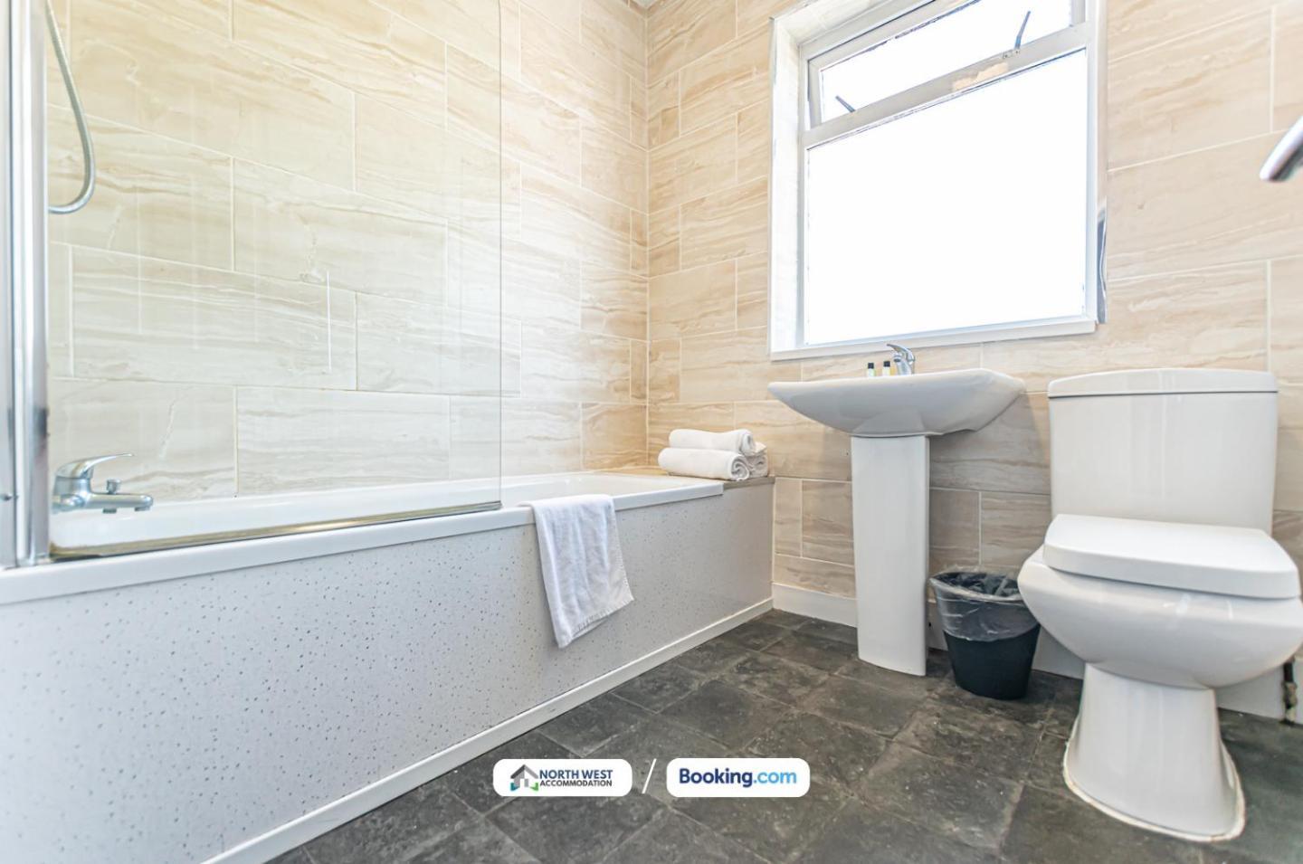 Modern 3Br House In Ince Ideal For Contractors & Long Stays Wigan Dış mekan fotoğraf